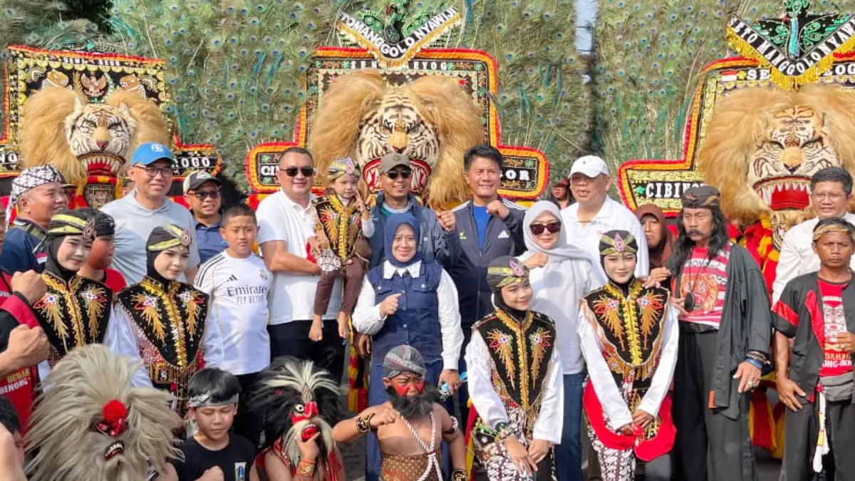 Bupati Bogor Rudy Susmanto bersama warga saat menyaksikan reog di CFD Tegar Beriman, Cibinong.(Hendi Novian/Radar Bogor)