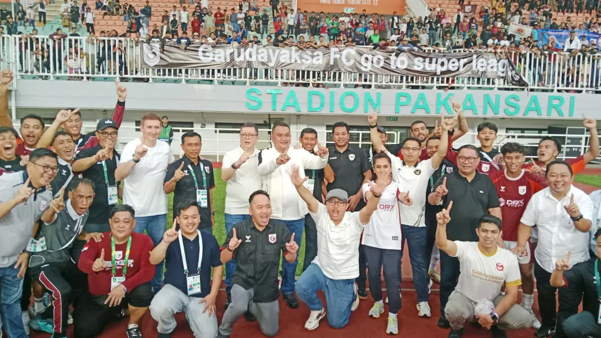 Bupati Bogor Rudy Susmanto ikut merayakan promosi Garudayaksa FC ke Super League musim 2026/2027 bersama pengurus, manajemen hingga pemain. (Ruri/Radar Bogor)