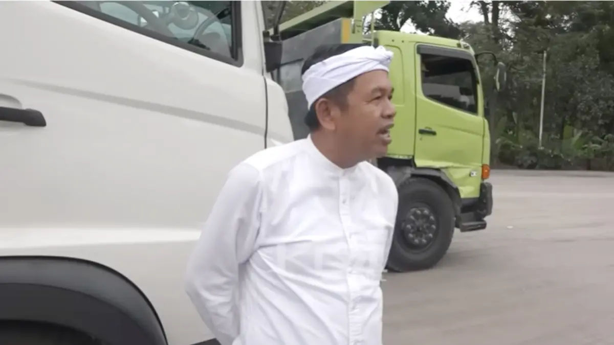 Gubernur Jawa Barat Dedi Mulyadi menyoroti truk kelebihan muatan yang melintas di jalan provinsi. (YouTube Kang Dedi Mulyadi Channel)&nbsp;
