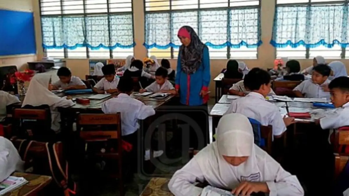 Ilustrasi guru ASN mengajar di kelas. (Foto: kemendikdasmen.go.id)