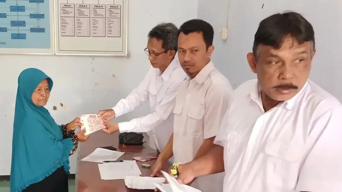 Ilustrasi penyaluran bansos kepada KPM. (Foto: Instagram @desagagaksipat)