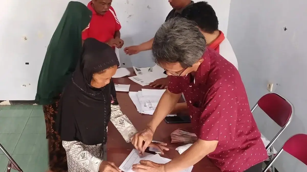 Ilustrasi petugas menyalurkan bansos kepada KPM. (Foto: Instagram @desagagaksipat)