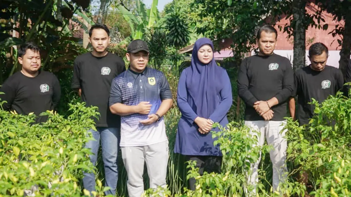 Kepala Desa Babakan Marwan Suherwan meninjau area pertanian milik Ikatan Remaja Masjid (Irjam) sekaligus menyerahkan bibit tanaman sebagai bentuk dukungan terhadap program produktif pemuda desa. (Dok. Kades Babakan)