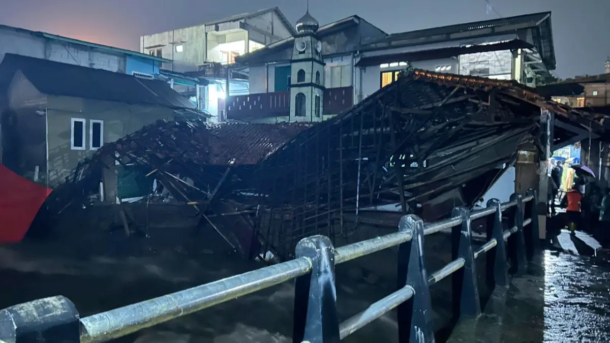 Kondisi bangunan masjid di Gang Ago, Kelurahan Pasirjaya, Kota Bogor ambruk Minggu, 3 Mei 2026. (Fauzan/Radar Bogor)