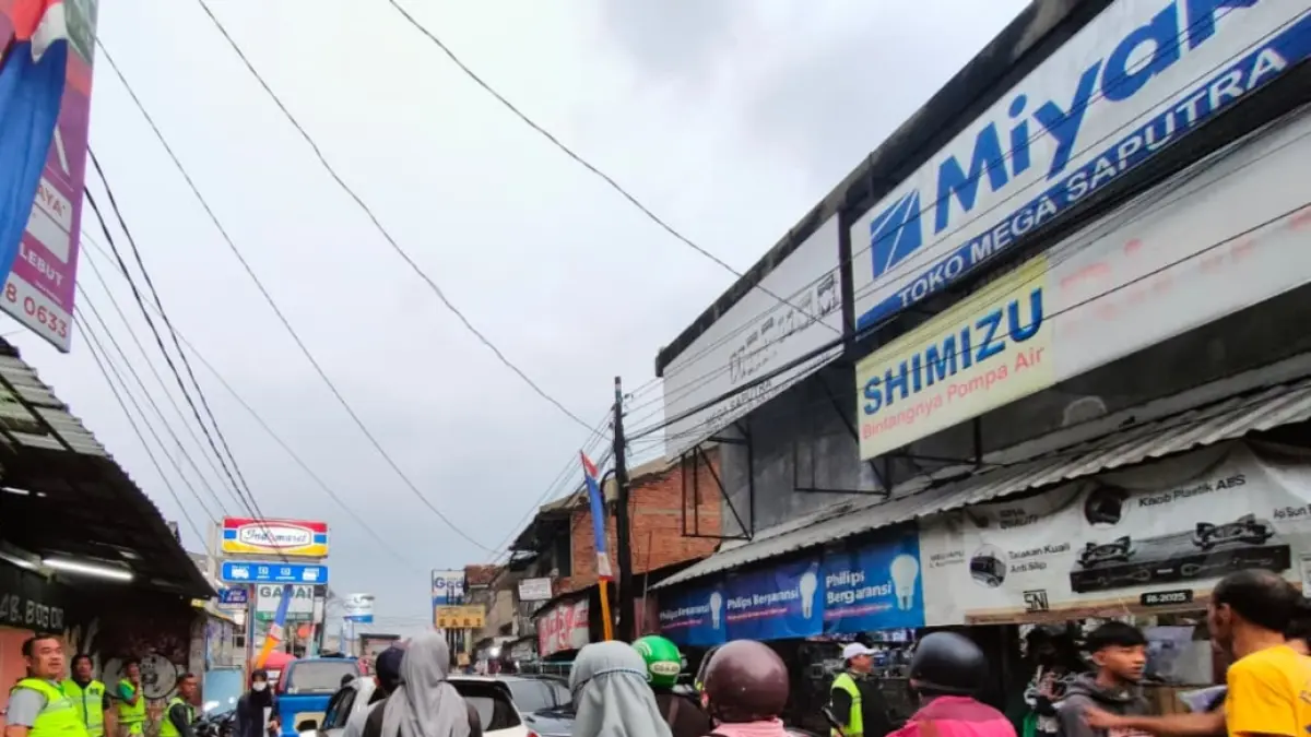 Kondisi lalu lintas di dekat Stasiun Citayam Kota Depok. Gubernur Jawa Barar Dedi Mulyadi berjanji akan membangun underpass di sana. (Foto : Fajar Radar Bogor)