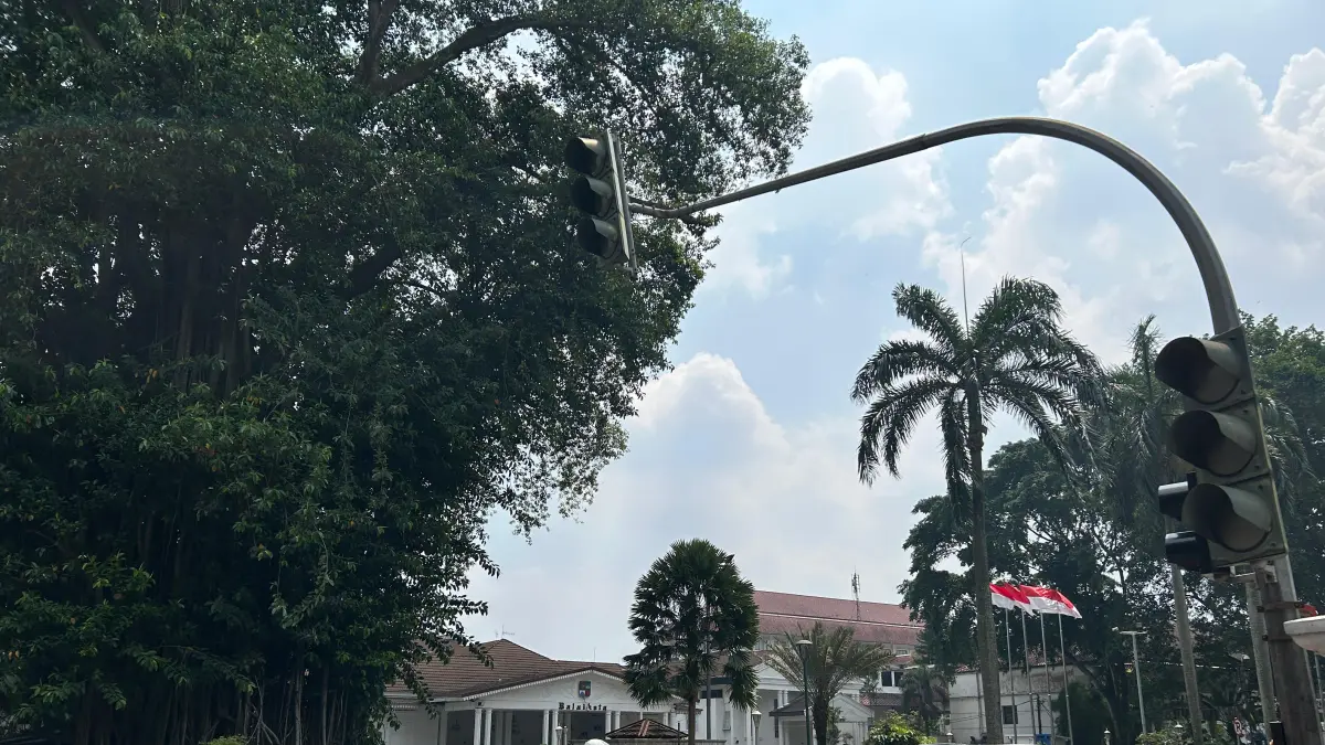 Kondisi terknini lampu penyebrangan orang yang rusak di depan Balaikota Bogor. (Foto : Fauzan/Radar Bogor)