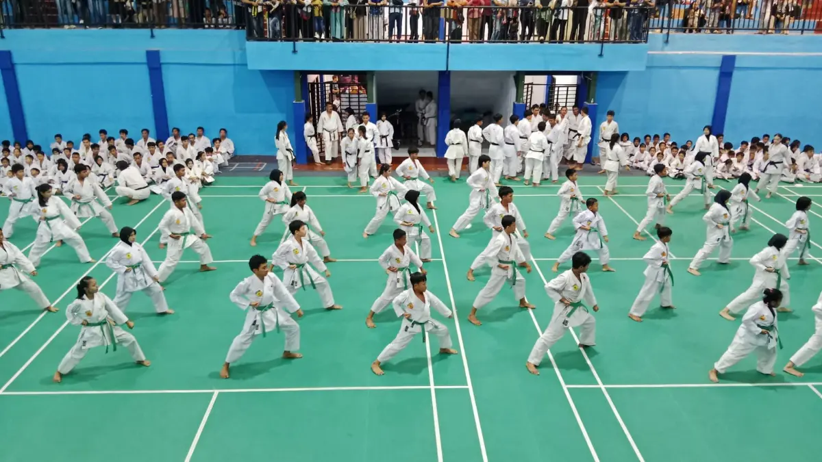 Para peserta mengikuti ujian kenaikan tingkat INKAI Kota Bogor di GOR Indoor B Pajajaran. (Ruri/Radar Bogor)