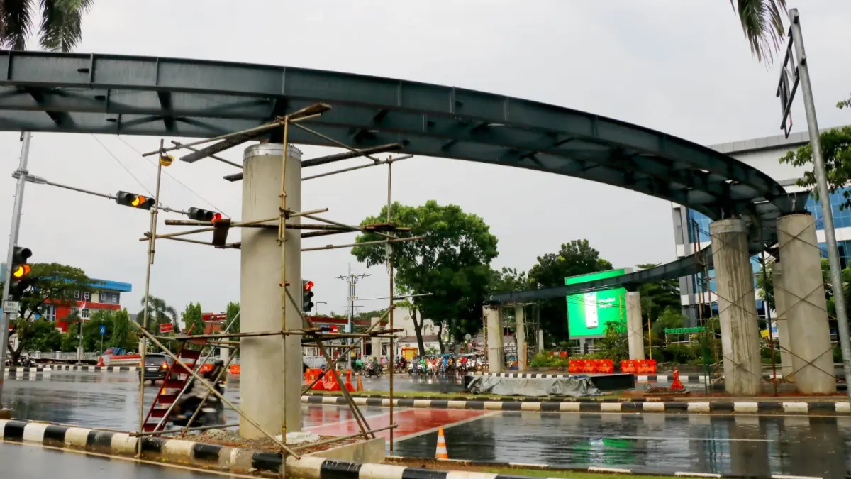 Pembangunan Jembatan Penyebrangam Orang (JPO) di Jalan Tegar Beriman, Cibinong, Kabupaten Bogor. (Hendi Novian/Radar Bogor)