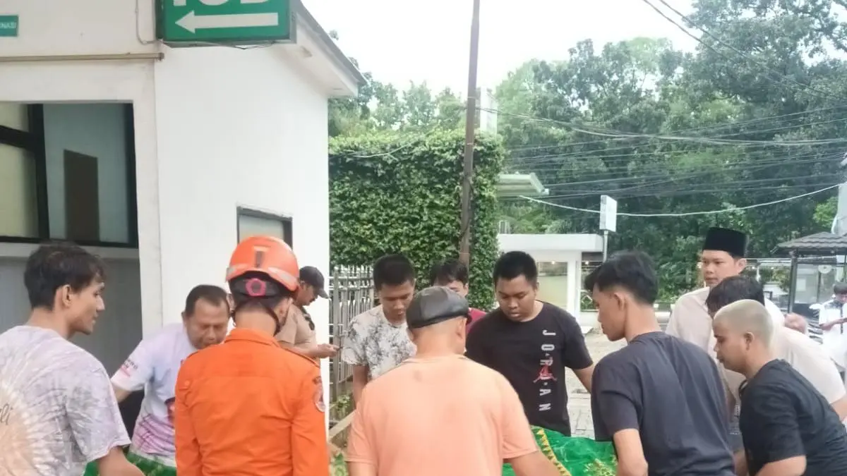 Petugas bersama warga saat mengevakuasi jenazah korban tertimpa tembok roboh di Cibinong ke rumah sakit. (Foto : BPBD for Radar Bogor)