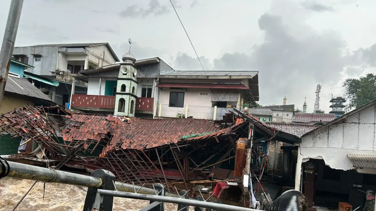 Kerusakan  jembatan dan bangunan Musala di Gang Ago, Kelurahan Pasir Jaya, Kecamatan Bogor Barat ambruk, Senin 4 Mei 2026. (Foto : Muhammad Fauzan / Radar Bogor)