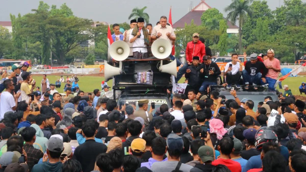 Bupati Bogor Rudy Susmanto menemui warga yang demo di Lapangan Tegar Beriman, Cibinong, Senin, 4 Mei 2026. Pembangunan jalur khusus tambang saat sudah masuk tahap penetapan lokasi. (Hendi Novian/Radar Bogor)