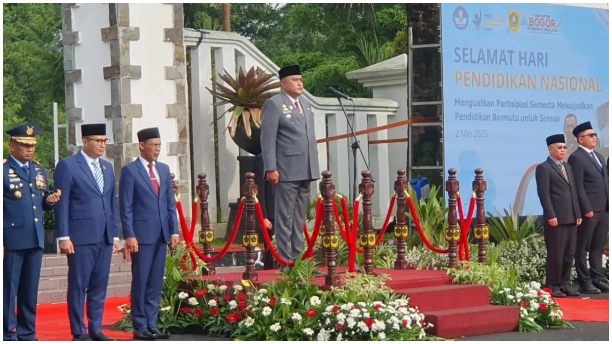 Bupati Bogor, Rudy Susmanto saat memberikan amanat pada peringatan Hardiknas 2026. (Foto : Billy/Radar Bogor)