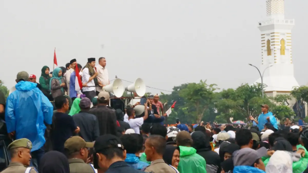 Bupati Bogor Rudy Susmanto saat menemui warga di Lapangan Tegar Beriman, Cibinong, Kabupaten Bogor terkait penutupan tambang, Senin, 4 Mei 2026. (Hendi Novian/Radar Bogor)