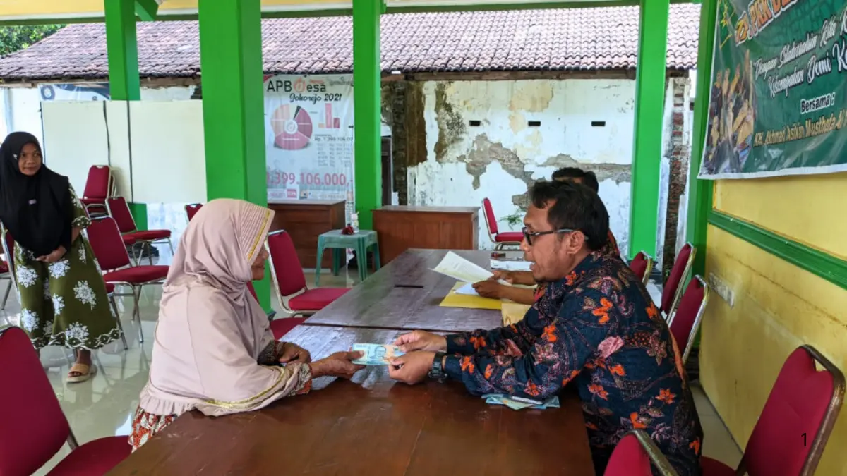 Ilustrasi penyaluran bantuan sosial  (Foto: johorejo.desa.id)