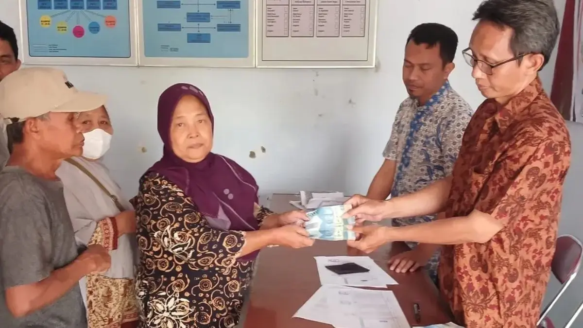 Ilustrasi petugas menyalurkan bansos kepada KPM. (Foto: Instagram @desagagaksipat)