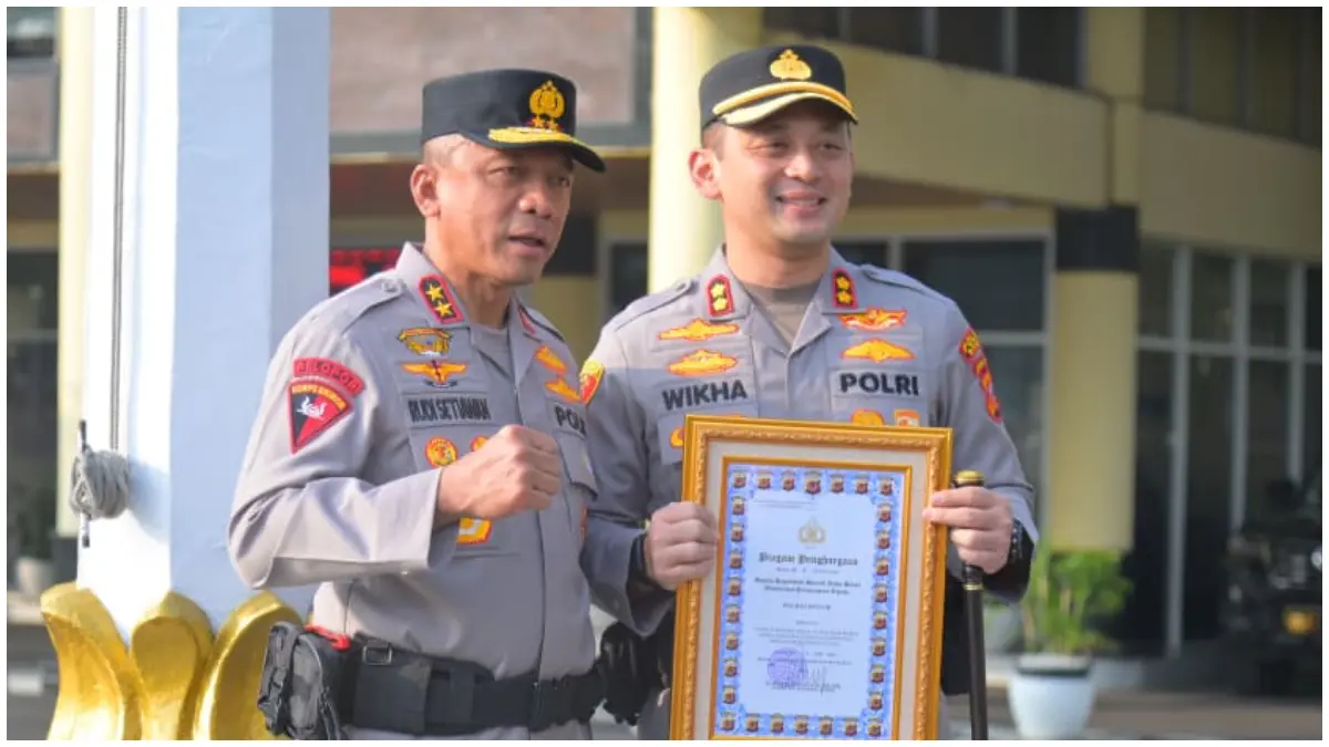 Kapolres Bogor, AKBP Wikha Ardilestanto saat menerima simbolis penghargaan Juara II Posko Terpadu Terbaik se-Jawa Barat. (Foto : Humas Polres Bogor)