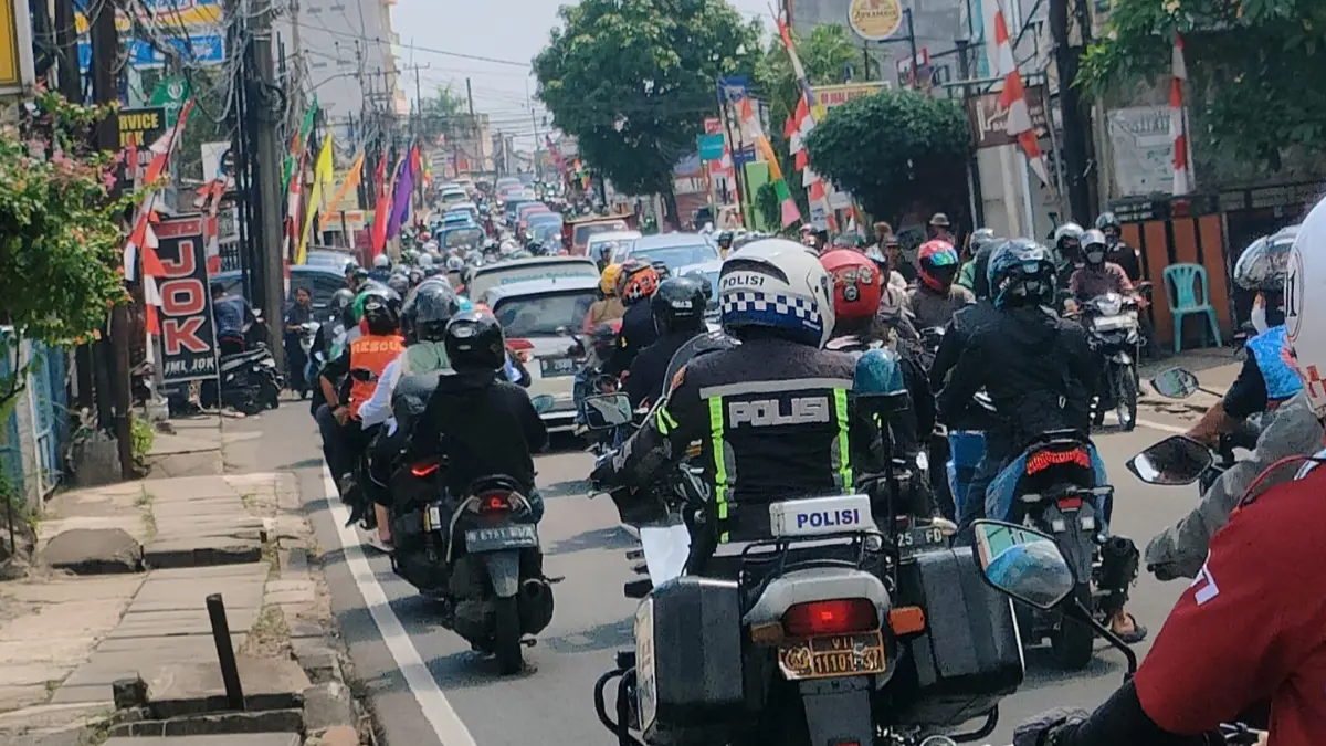 Kondisi Jalan Sawangan saat konvoi HUT ke-27 Depok Jumat lalu. (Fajar/Radar Bogor)