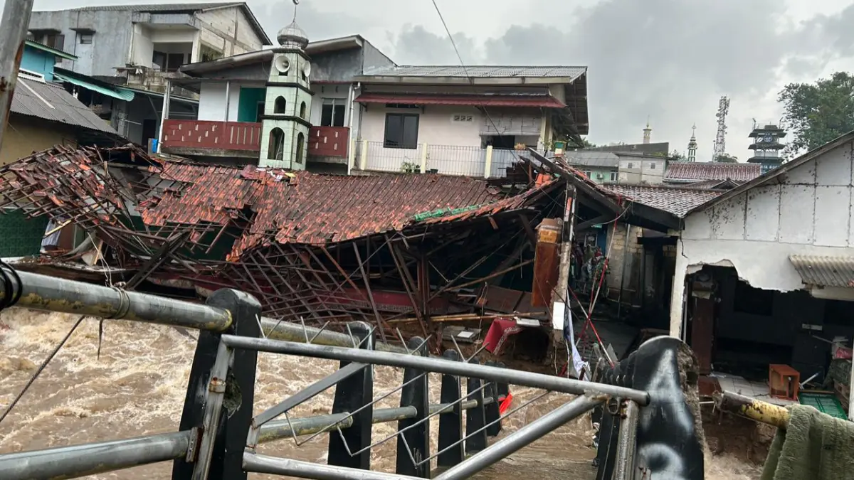 Kondisi jembatan yang ambruk tergerus arus sungai di Gang Ago, Pasirjaya, Kecamatan Bogor Barat, Kota Bogor. (Fauzan/Radar Bogor)
