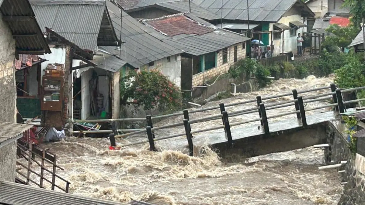Kondisi jembatan yang ambruk tergerus arus sungai di Gang Ago, Pasirjaya, Kecamatan Bogor Barat, Kota Bogor. (Fauzan/Radar Bogor)