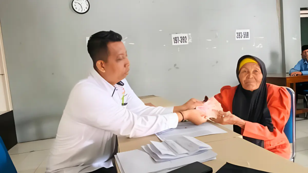 Penyerahan bantuan sosial kepada KPM lansia (Foto: temuwuh.bantulkab.go.id)