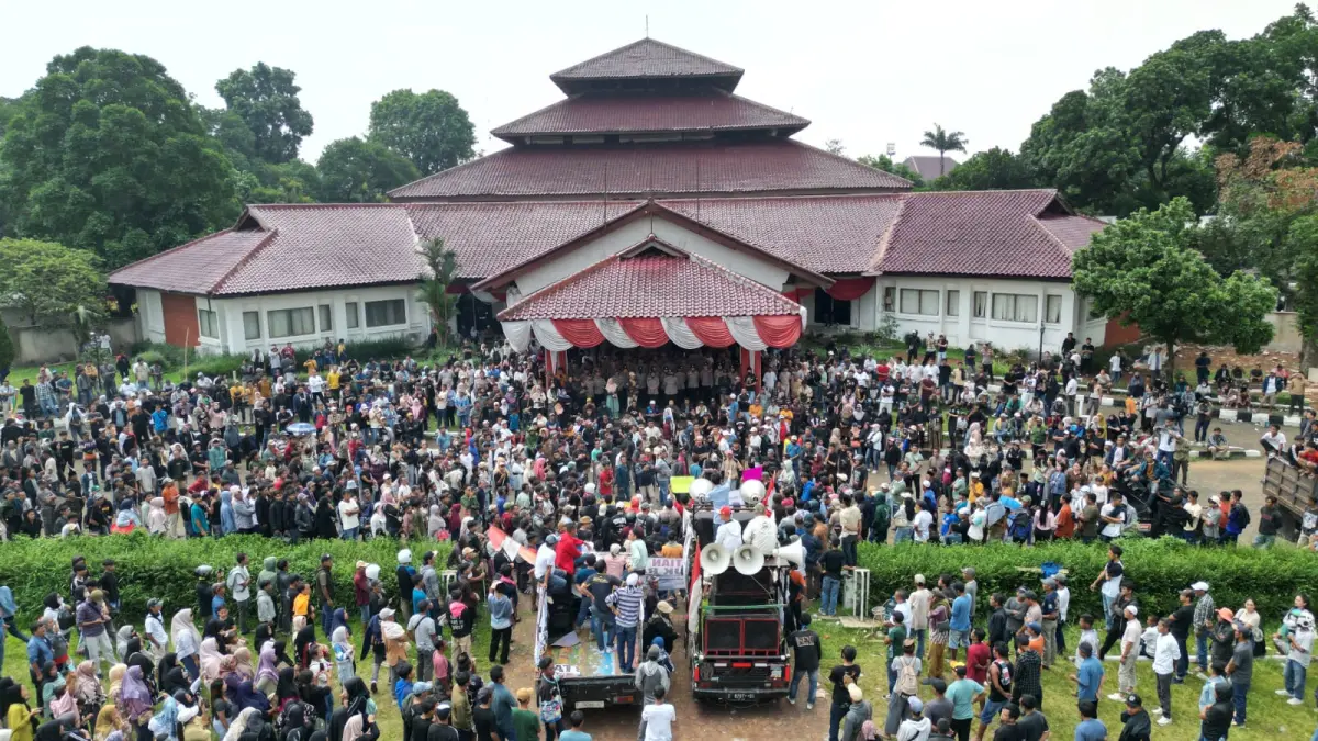 Ribuan warga terdampak penutupan tambang yang tergabung di Aliansi Masyarakat Cigudeg Rumpin Parung Panjang (AMCRP) saat datangi Komplek Perkantoran Pemkab Bogor, Cibinong. (Foto : Hendi Novian/Radar Bogor)