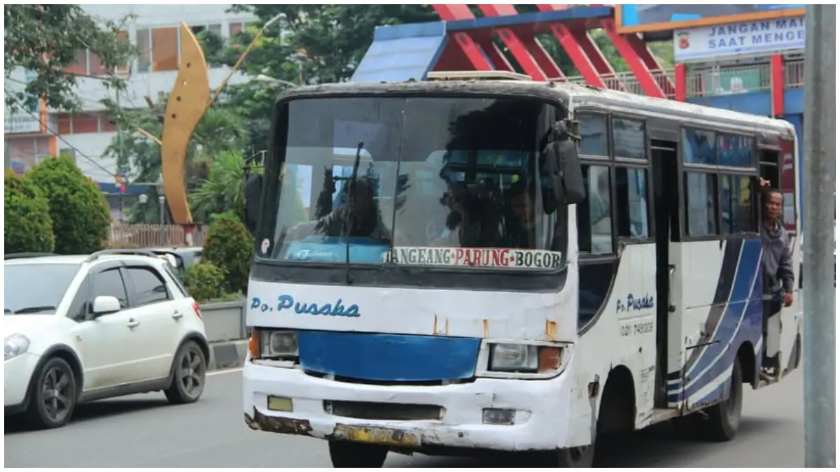 Salah satu armada Bus Pusaka yang melintas di Kota Bogor.