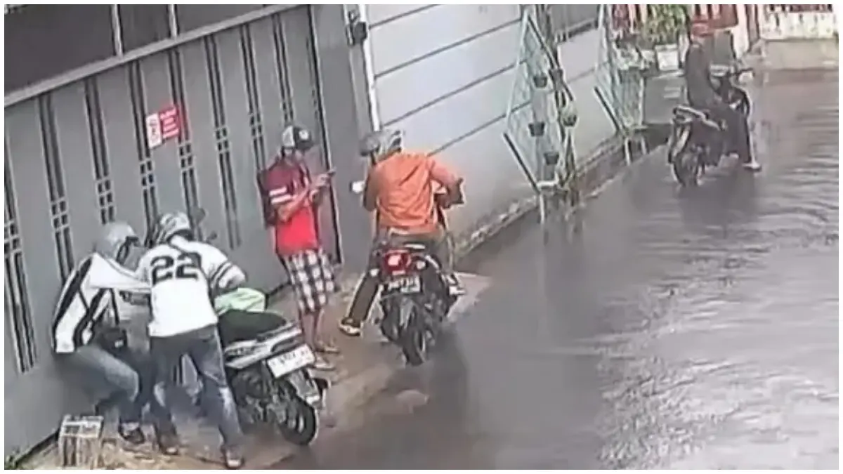 Tangkapan layar video aksi begal terhadap seorang kurir ekspedisi di Bandung. (Foto : tangkapan layar)