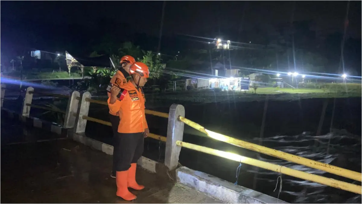 Tim BPBD Kabupaten Bogor saat memantau luapan Sungai Cipamingkis yang sudah berangsur surut, Senin, 4 Mei 2026 malam. (Dok. BPBD Kabupaten Bogor)
