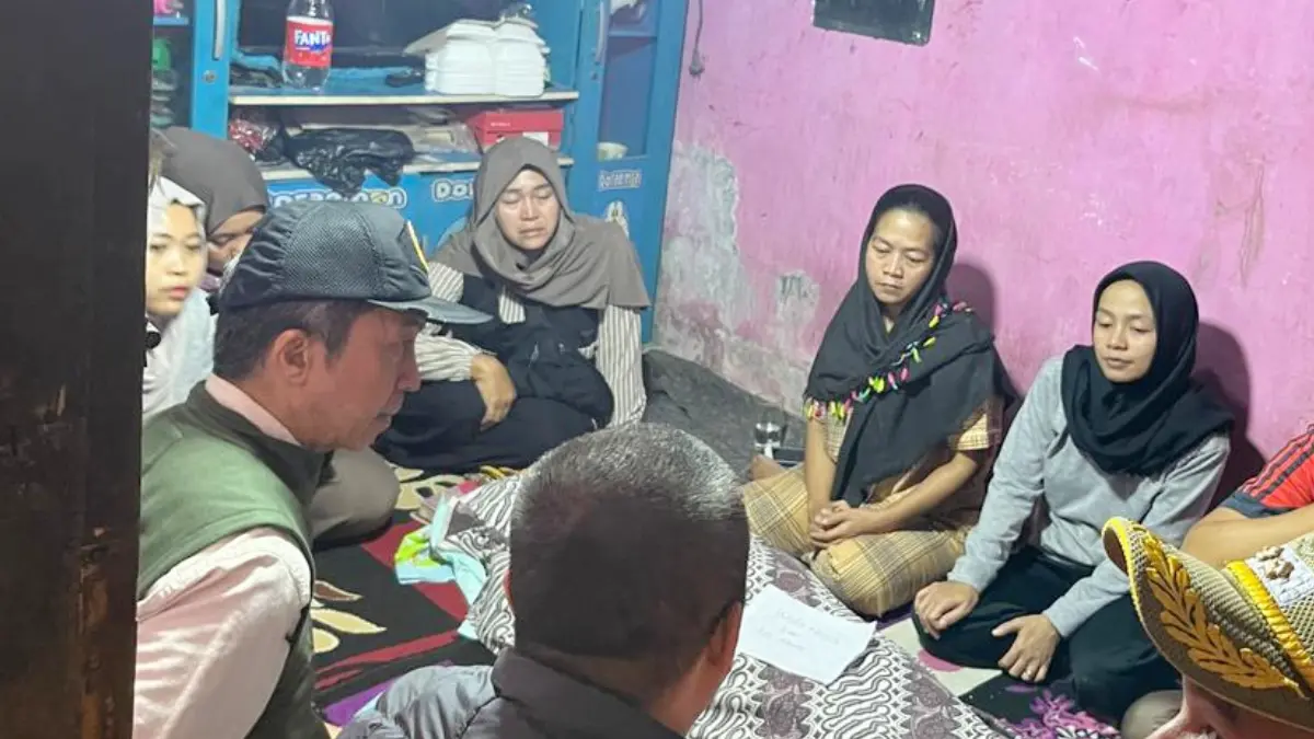 Wali Kota Bogor Dedie A Rachim saat takziah ke rumah korban tertimpa Tembok Penahan Tanah (TPT) di Kelurahan Pasirjaya, Kecamatan Bogor Barat, Kota Bogor, Minggu, 4 Mei 2926 malam.(Aziz/Radar Bogor)