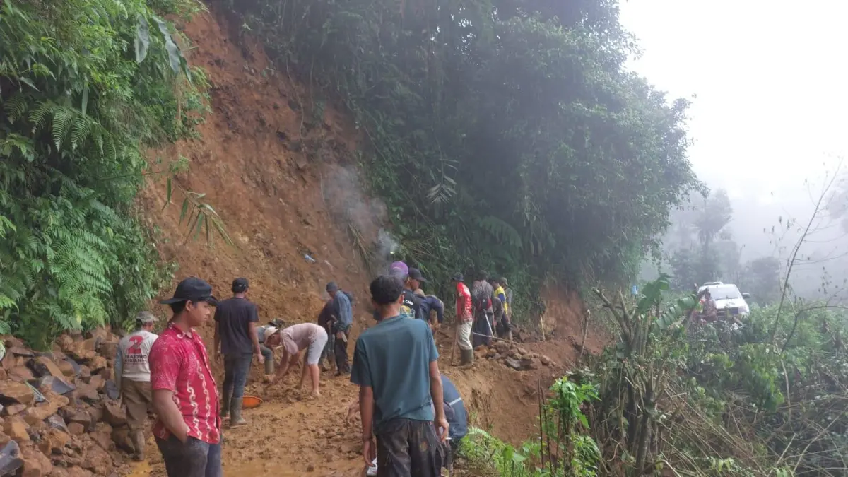 Warga bergotong-royong membersihkan material longsor yang menutup jalur menuju Kampung Cisadon, Desa Karang Tengah, Kecamatan Babakan Madang, Kabupaten Bogor, Senin 4 Mei 2026. (Foto: Ketua RT for Radar Bogor)