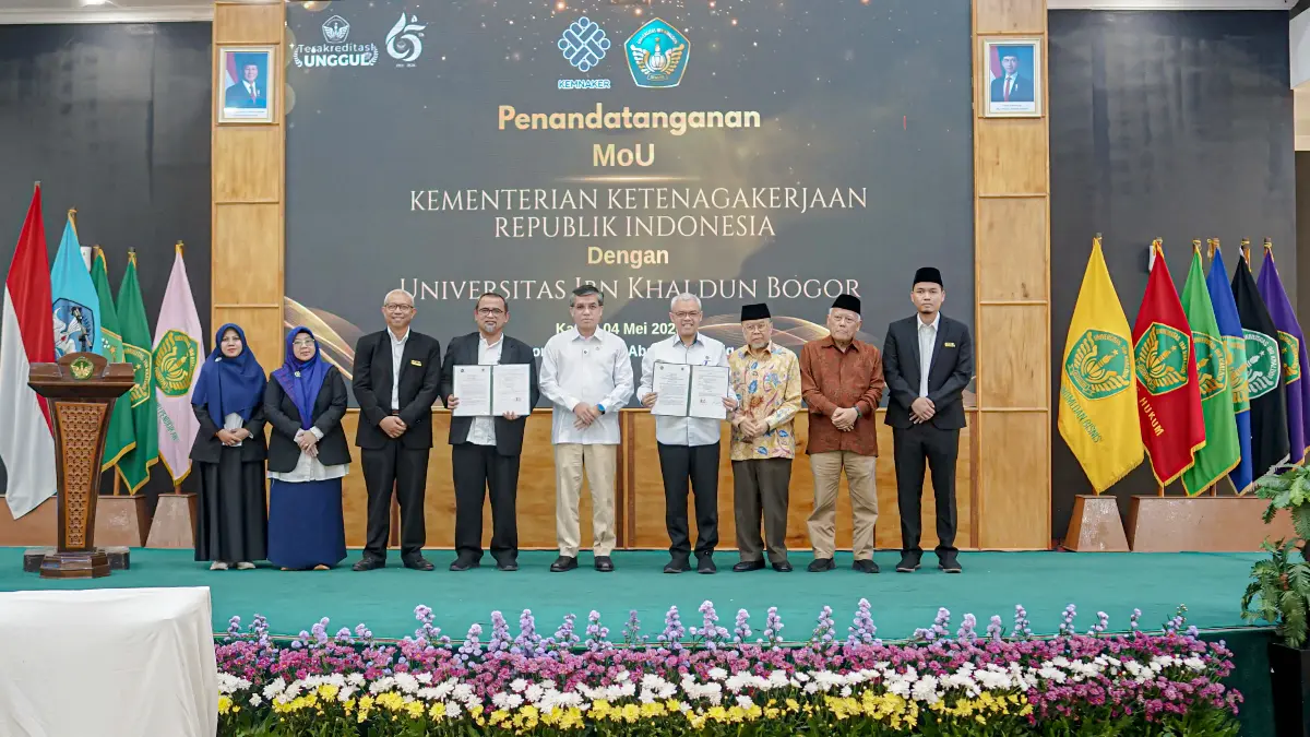 Penandatanganan MoU Universitas Ibn Khaldun (UIKA) Bogor dan Kementerian Ketenagakerjaan RI bertepatan dengan kegiatan Studium Generale dihadiri oleh Menteri Ketenagakerjaan RI Yassierli di Auditorium Prof. Abdullah Siddiq, UIKA Senin, 4 Mei 2026. (Dok. UIKA Bogor)