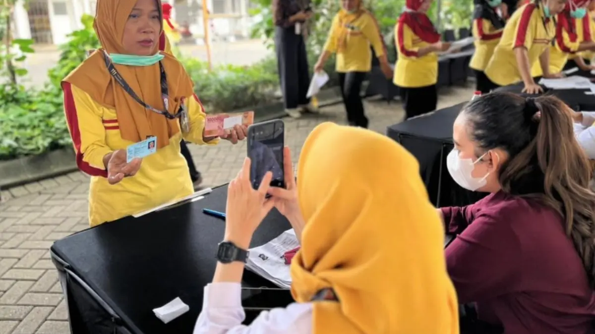 Ilustrasi penyaluran bansos PKH kepada KPM. (Foto: Instagram @dinsoskotasurabaya)