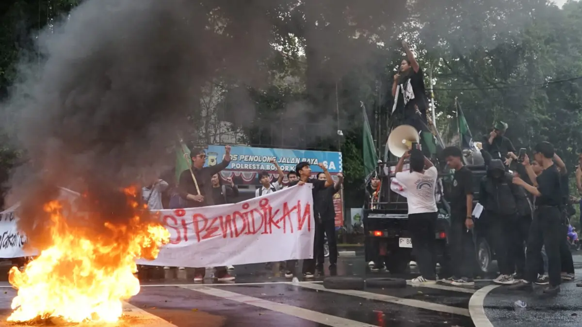 Mahasiswa melakukan aksi demontrasi di depan Istana Bogor, Selasa, 5 Mei 2026 sore. (Fauzan/Radar Bogor)