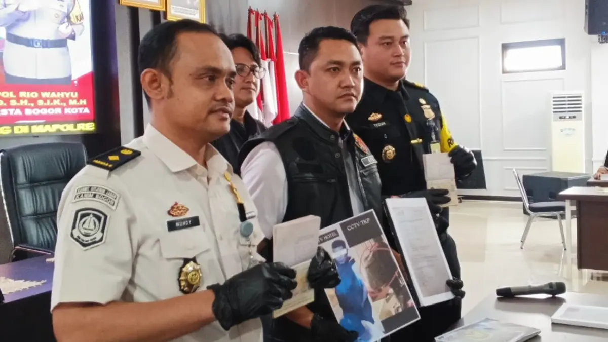 Polresta Bogor Kota, Bea Cukai, dan Imigrasi menunjuk barang bukti kasus pencurian yang dilakukan WNA di Rancamaya. (Fikri/Radar Bogor)