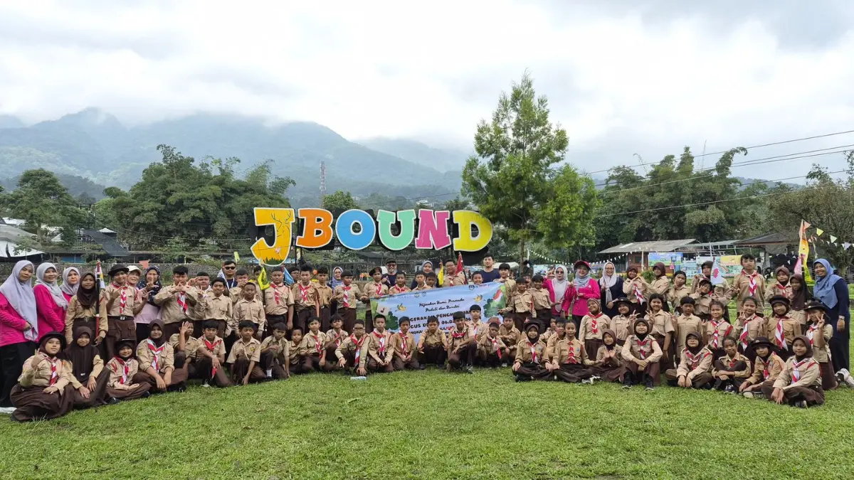 SDN Julang melakukan penanaman pohon di Tamansari, Kabupaten Bogor.(Dok. SDN Julang)