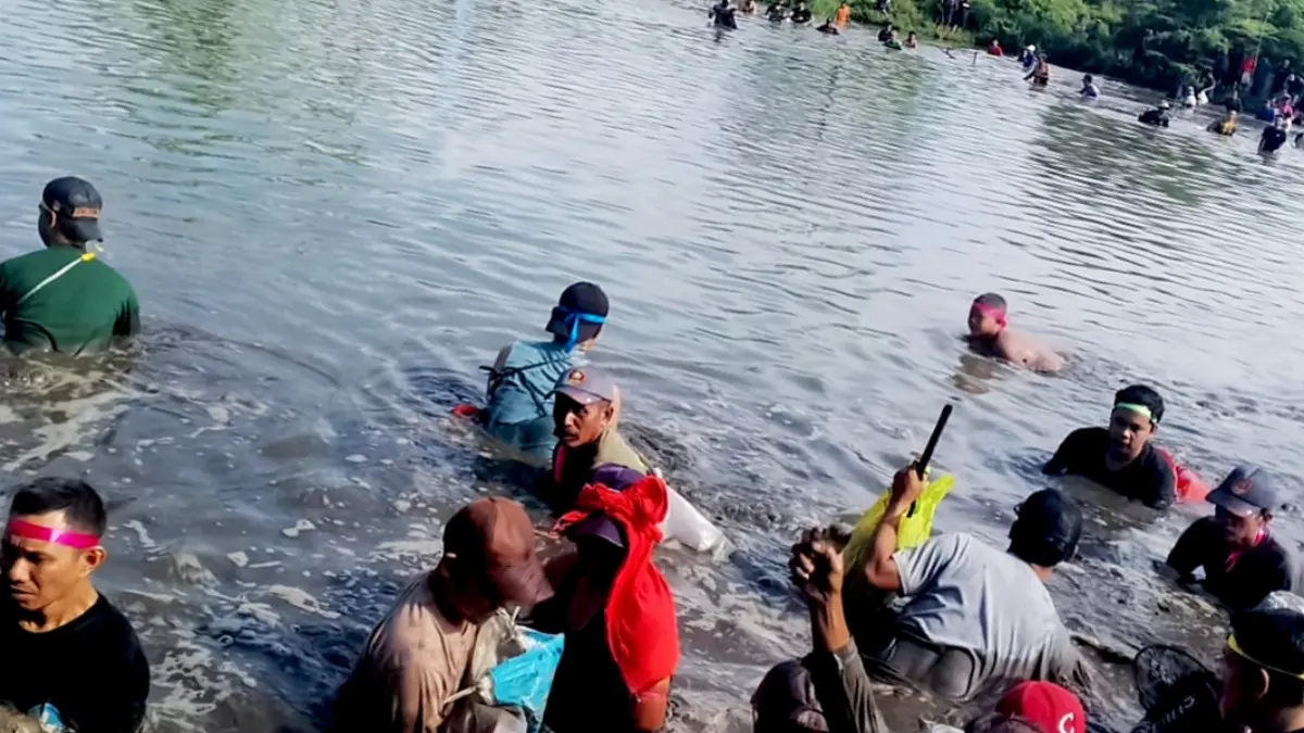 Suasana Ngubek Empang di Sawangan dalam pembukaan Lebaran Depok 2026. (Fajar/Radar Bogor)