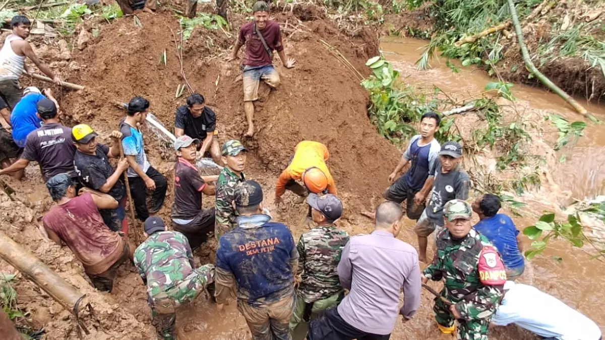Tim gabungan saat melakukan proses pencarian korban yang tertimbun longsoran di Desa Petir, Kecamatan Dramaga, Kabupaten Bogor, Selasa, 5 Mei 2026. (Dok. Polsek Dramaga)
