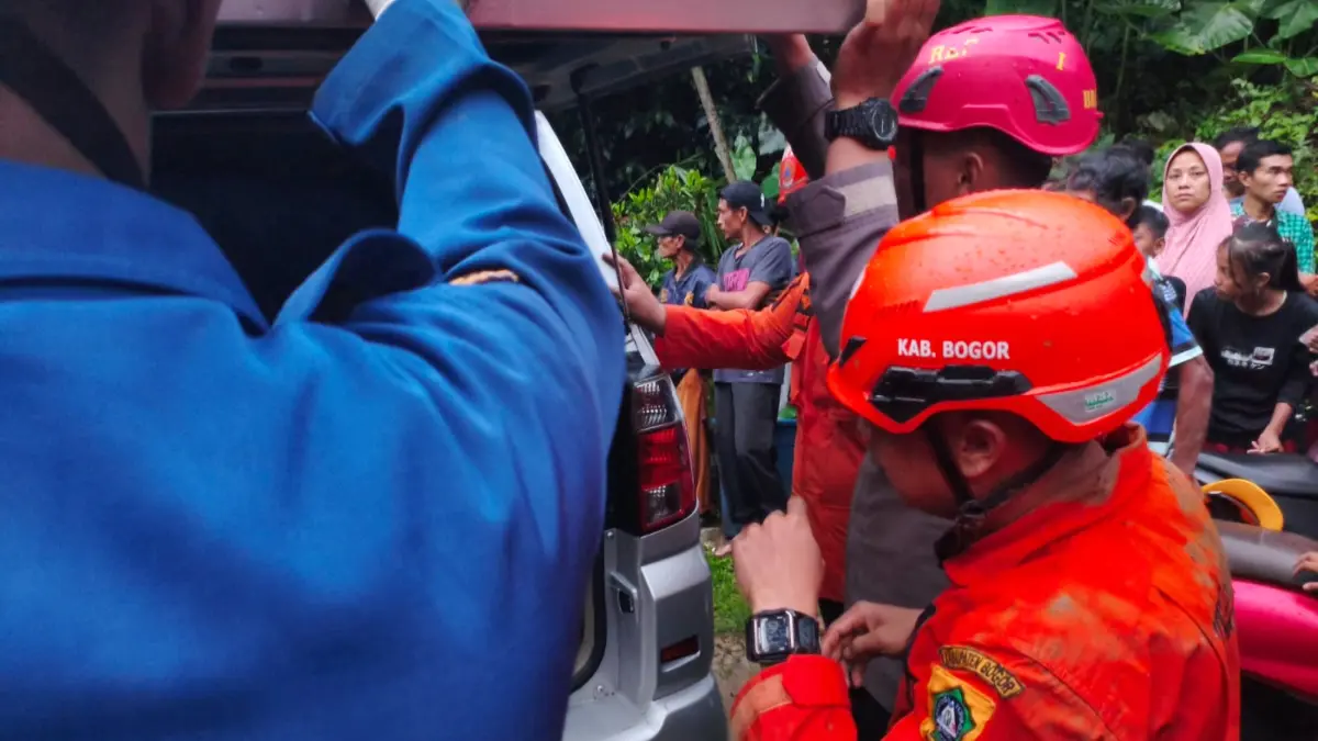 Tim gabungan saat mengevakuasi korban yang tertimbun longsor susulan di Desa Petir, Kecamatan Dramaga, Kabupaten Bogor, Selasa, 5 Mei 2026. (Dok. BPBD Kabupaten Bogor)