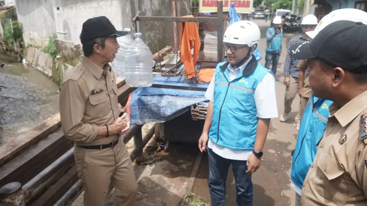 Wali Kota Bogor Dedie A Rachim saat meninjau lokasi rencana perbaikan jalur kabel PLN yang melintasi Kali Cibala di Jalan Tumenggung Wiradiredja, Cimahpar, Kecamatan Bogor Utara. (Sofiansyah/Radar Bogor)