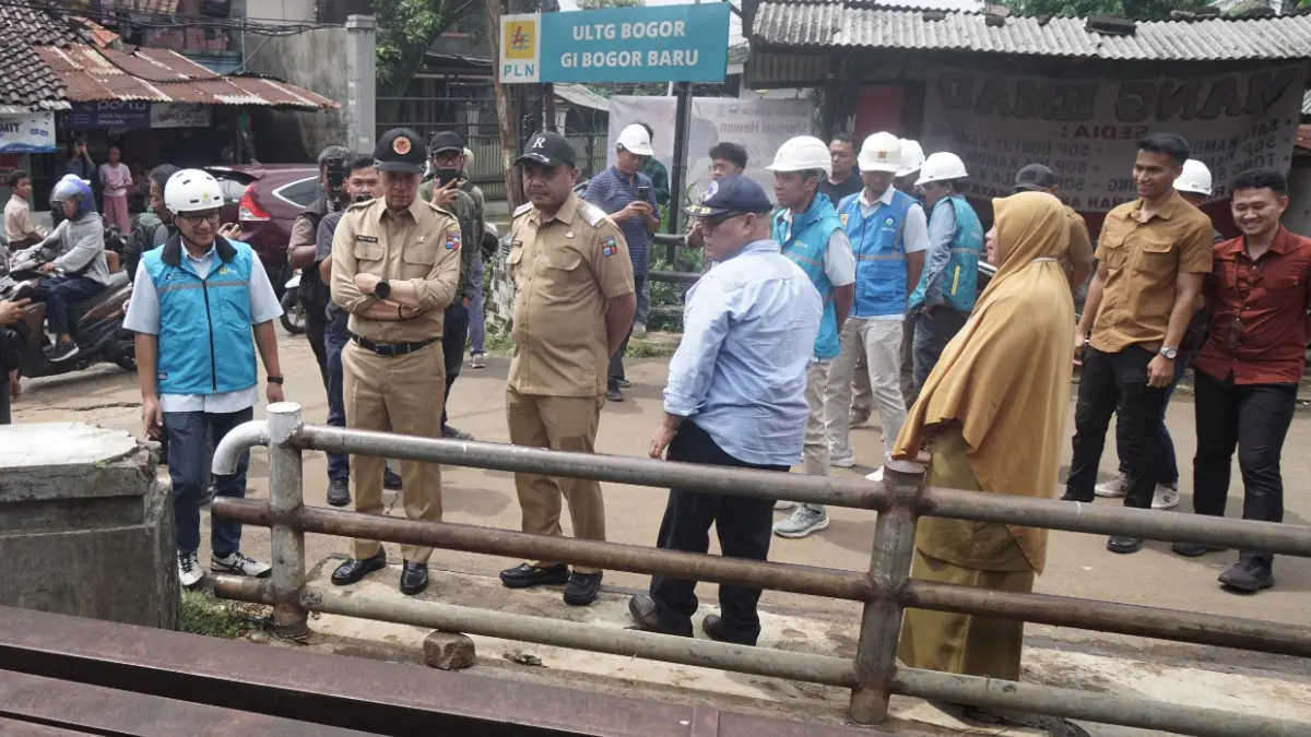 Wali Kota Bogor Dedie A Rachim saat meninjau lokasi rencana perbaikan jalur kabel PLN yang melintasi sungai di Jalan Tumenggung Wiradiredja, Cimahpar, Kecamatan Bogor Utara. (Sofiansyah/Radar Bogor)