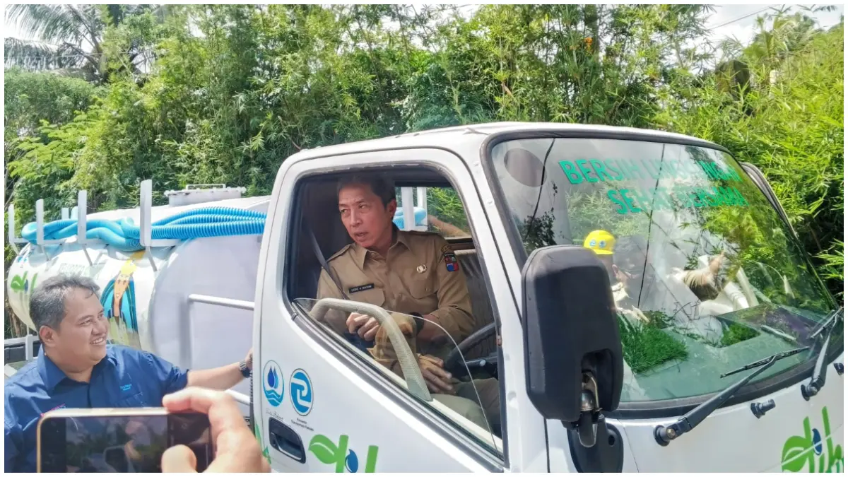 Wali Kota Bogor Dedie Rachim saat  meluncurkan Layanan Lumpur Tinja Terjadwal (LLTT). (Foto: Fikri/Radar Bogor)