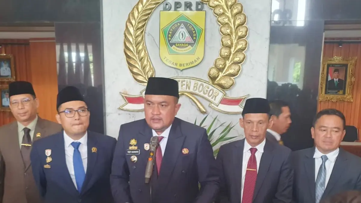 Bupati Bogor Rudy Susmanto bersama Wakil Bupati Bogor Ade Ruhandi atau Jaro Ade serta pimpinan DPRD Kabupaten Bogor usai rapat paripurna, Rabu, 6 Mei 2026. (Billy/Radar Bogor)