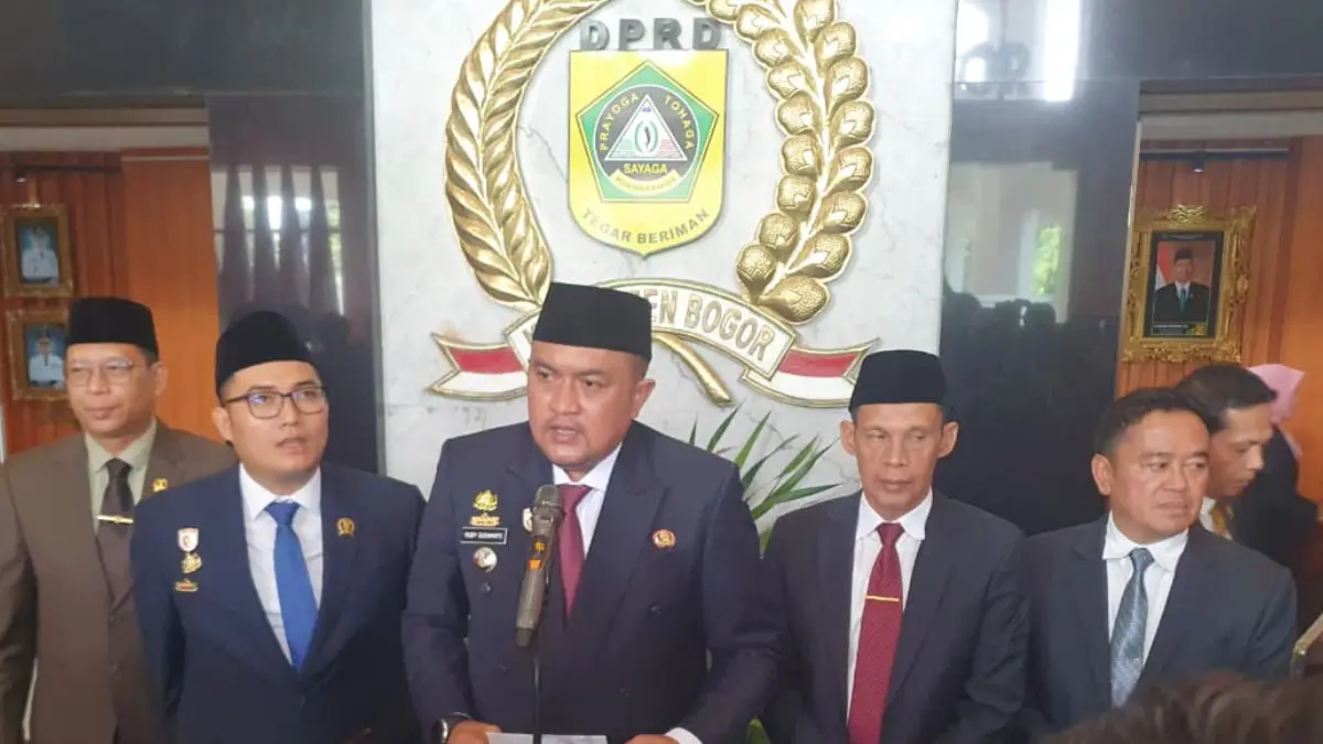 Bupati Bogor Rudy Susmanto bersama Wakil Bupati Bogor Ade Ruhandi atau Jaro Ade serta pimpinan DPRD Kabupaten Bogor usai rapat paripurna, Rabu, 6 Mei 2026. (Billy/Radar Bogor)