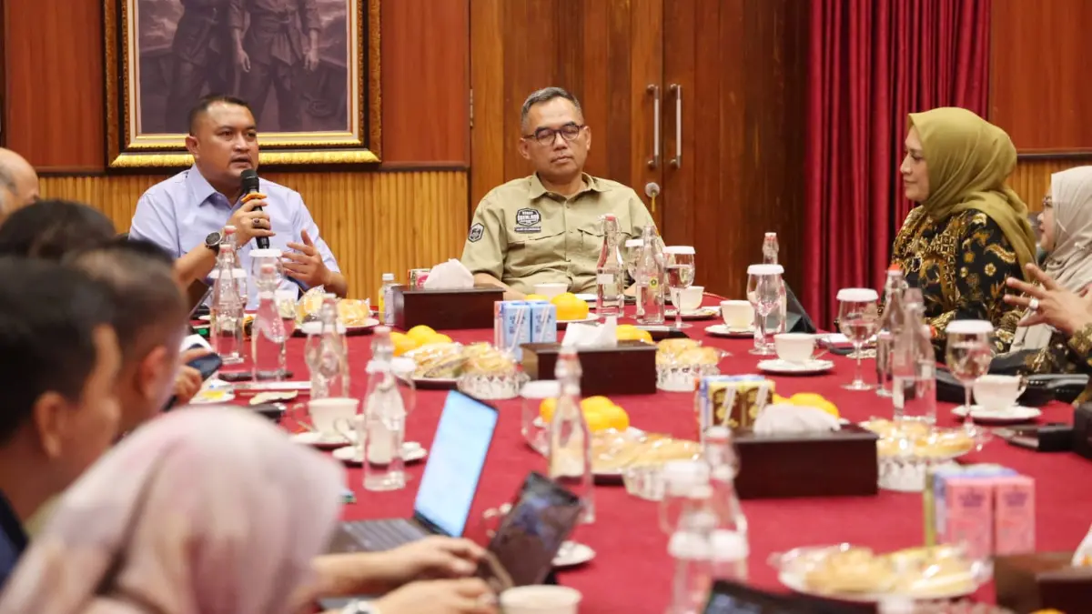 Bupati Bogor Rudy Susmanto saat menerima Audiensi INI dan IPPAT di Pendopo Bupati, Cibinong, Kabupaten Bogor. (Dok. Diskominfo Kabupaten Bogor)