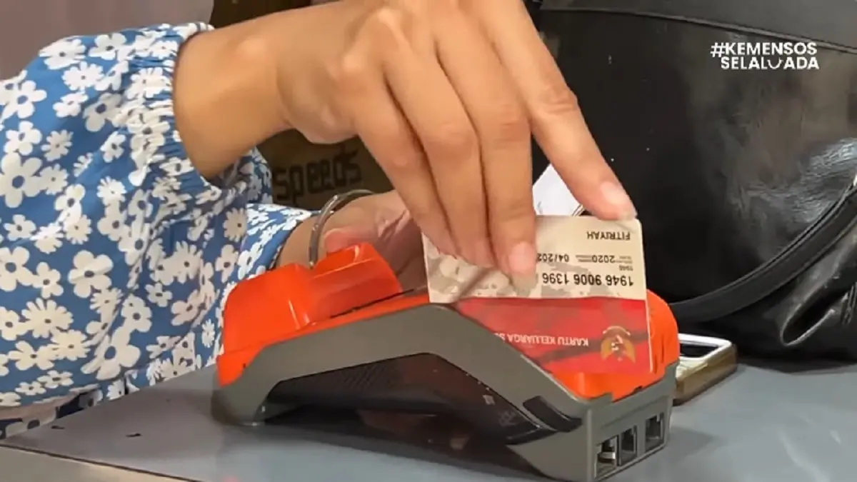 Ilustrasi pengecekan kartu KKS bansos. (Foto: Youtube Kemensos RI)