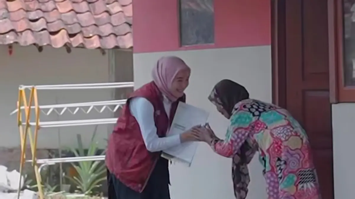 Ilustrasi petugas menyalurkan bansos ke KPM. (Foto: Youtube Kemensos RI)