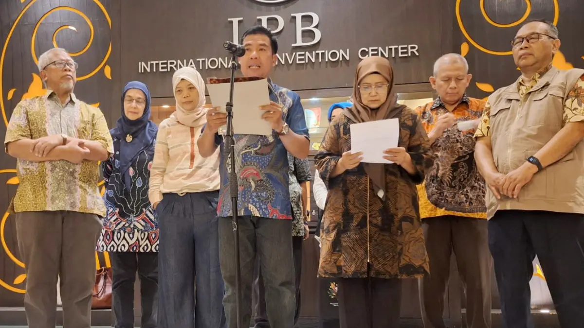 Juru Bicara Forum Akademisi IPB University Prof. Muhammad Firdaus menyampaikan pernyataan sikap terkait Program Makan Bergizi Gratis. (Dzikri/Radar Bogor)