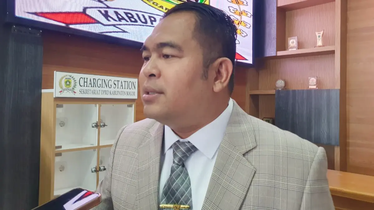 Ketua Komisi I DPRD Kabupaten Bogor, M Irvan Maulana saat menyampaikan keterangan. (Billy/Radar Bogor)