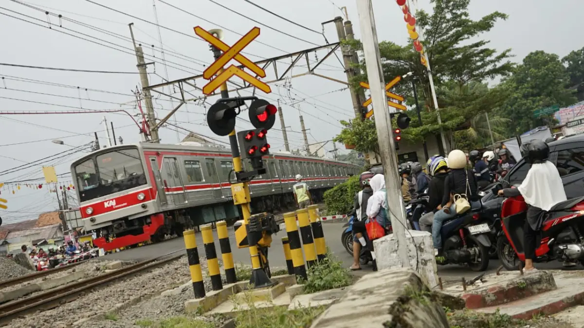 KRL melintas di perlintasan kereta Kebon Pedes, Kecamatan Tanah Sareal, Kota Bogor. (Aziz/Radar Bogor)