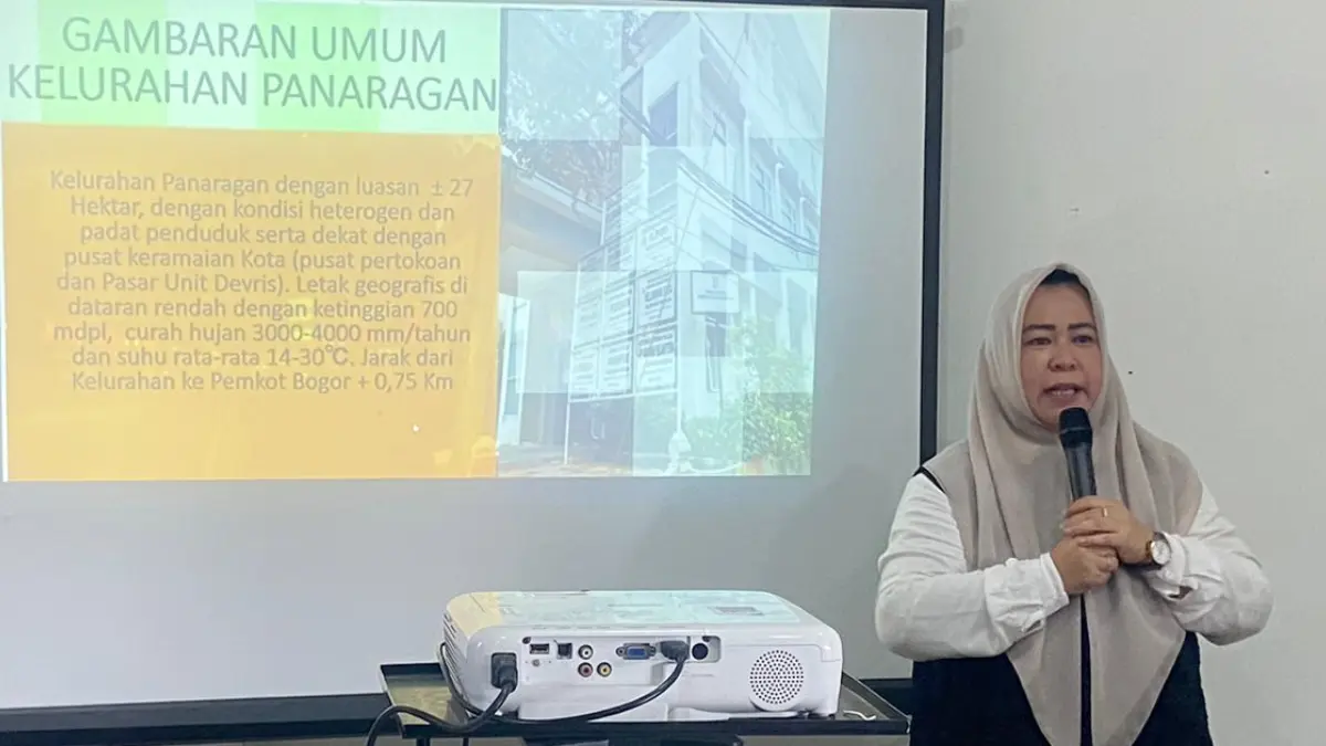 Lurah Panaragan, Ima Ratnasari, memberikan keterangan terkait program pembangunan infrastruktur dan penguatan mitigasi bencana di wilayahnya. (Dok. Lurah Panaragan)